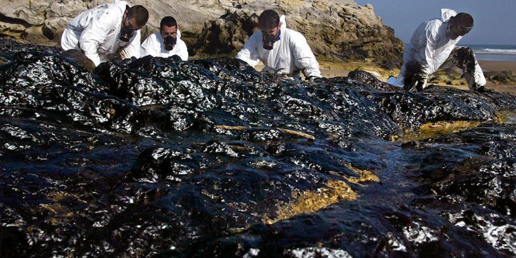 Spain: Prestige oil spill