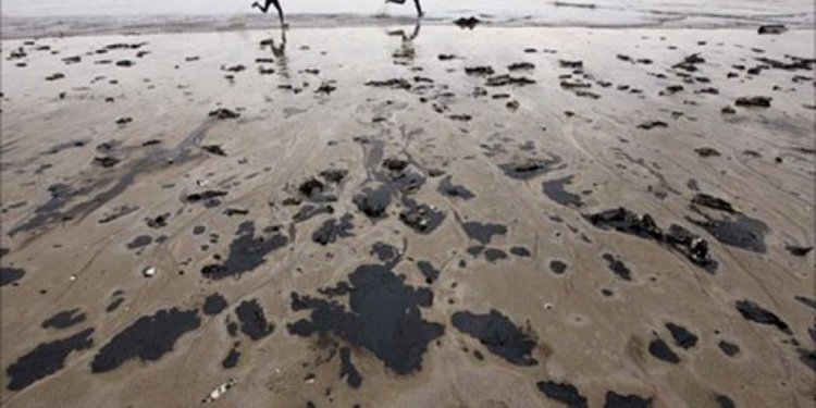 Oil spill in Mumbai