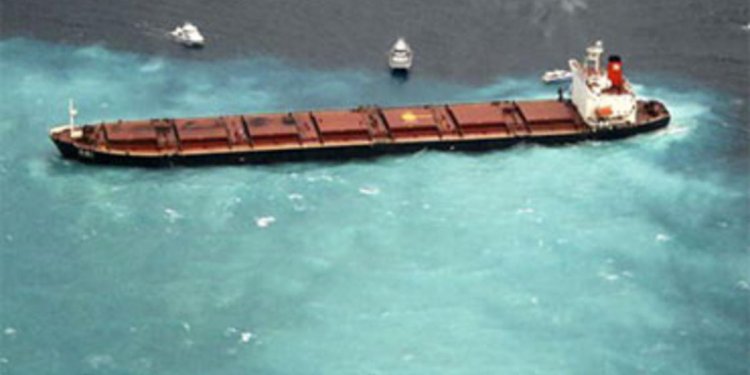 Oil spill in the Great Barrier Reef