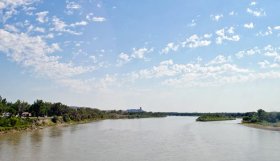 The Yellowstone River near Glendive, Montana, as seen from Interstate 90. Picture by Tim Evanson [CC BY-SA 2.0], via Wikimedia Commons